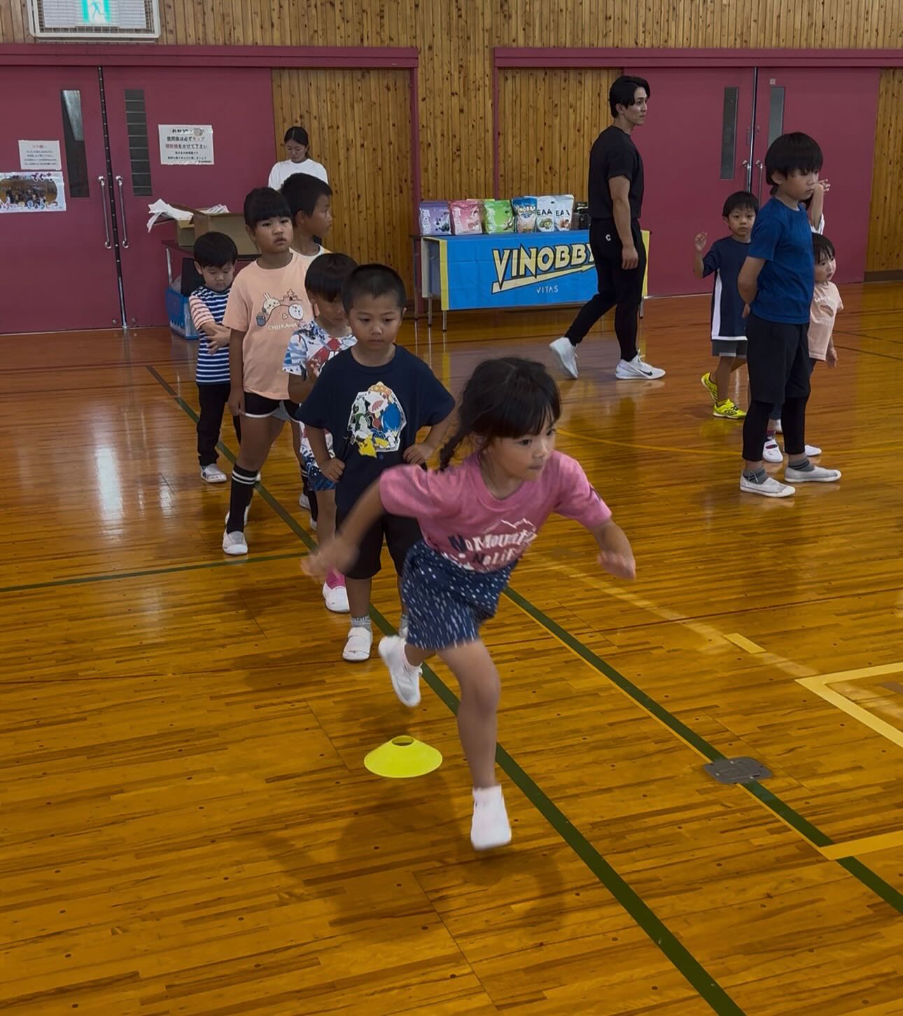 複数の子どもたちが一緒に走る様子