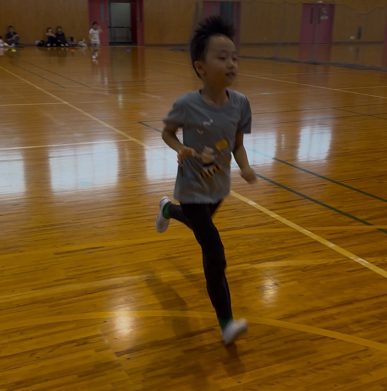 一人の子どもが全力疾走